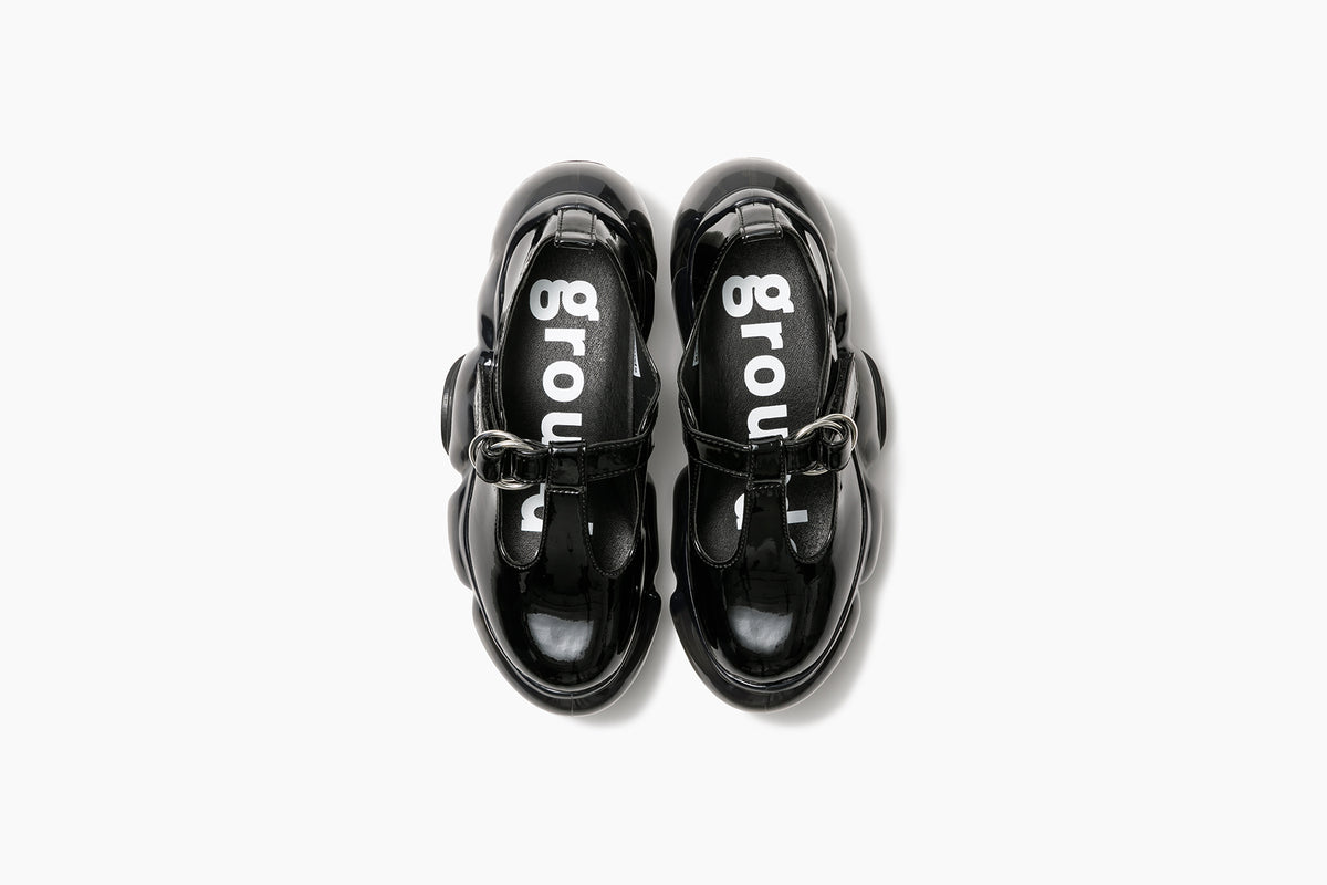 grounds MOOPIE T MARY JANE　BLACK ENAMEL / BLACK
